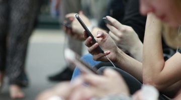 Realitas yang Dibentuk Layar: Relevansi Teori Kultivasi di Era Digital